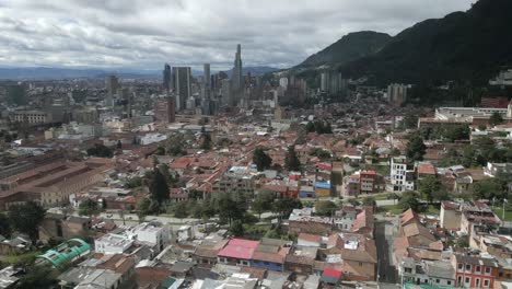 Drone-Aéreo-Vuela-Sobre-Bogotá-Colombia-Contraste-Entre-Barrios-Marginales,-Colinas-Del-Centro-Financiero-Y-Paisaje-Urbano