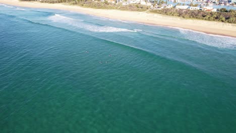 Surfistas-En-Tablas-De-Surf-Flotando-En-El-Mar-En-Kawana-Beach-En-Queensland,-Australia