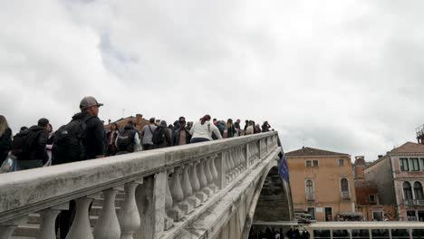 Touristen-Gehen-Auf-Der-Treppe-Der-Ponte-Degli-Scalzi-In-Venedig