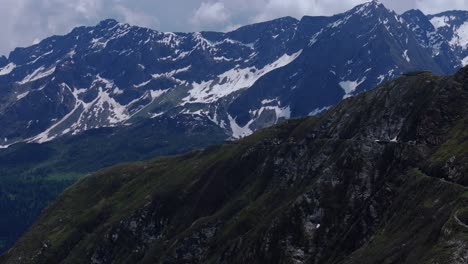 Atemberaubende-Schönheit-Der-Natur-Am-Gotthardpass-In-Der-Schweiz-Mit-Schneebedeckten-Bergen-Im-Hintergrund