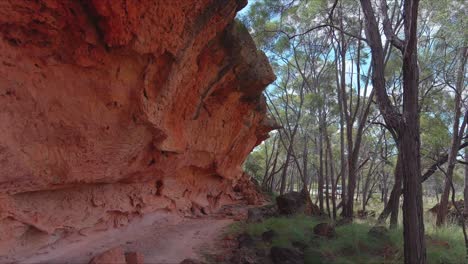 Una-Cueva-De-Suelo-Rojo-Con-Erosión-En-El-Interior-De-La-Selva-Australiana