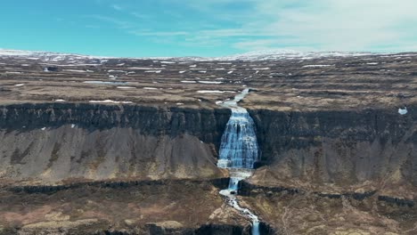 Malerischer-Dynjandi-Wasserfall-Auf-Der-Halbinsel-Westfjorde-In-Island---Rückzug-Aus-Der-Luft