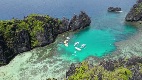 Canoas-Bangka-Outrigger-Outrigger-En-Un-Banco-De-Arena-Poco-Profundo-De-Palawan,-Filipinas