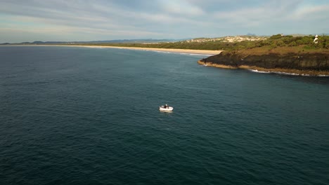 Boot-In-Der-Nähe-Von-Fingal-Head-Bei-Sonnenaufgang,-Nord-New-South-Wales,-Australien