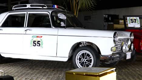 Oldtimer-Peugeot-406-Classic-White-Präsentiert-In-Der-Garage-Eines-Händlers-In-Paraguay