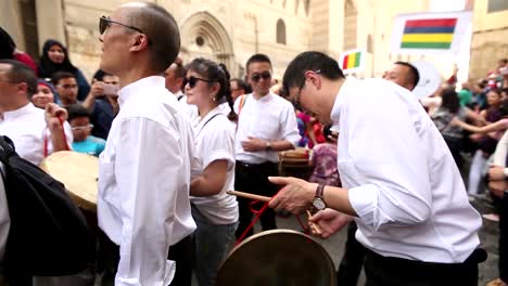 Ein-Chinese-Spielt-Während-Eines-Volksfestes-In-Den-Straßen-Von-Kairo-Traditionelle-Chinesische-Musik