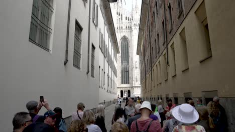 Grupo-De-Recorrido-A-Pie-De-Pie-En-Via-Palazzo-Reale-Con-El-Duomo-Di-Milano-Al-Fondo