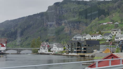 Toma-Lenta-De-Establecimiento-De-Un-Pequeño-Pueblo-De-Pescadores-En-Vestlands,-Noruega