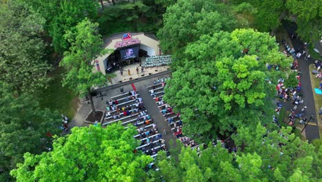 Vista-Panorámica-Aérea-Del-Parque-Lititz-Springs-Celebración-Del-4-De-Julio-Actuación-Al-Aire-Libre-De-Un-Coro-Actuando-Para-Los-Miembros-De-La-Comunidad-En-Una-Hermosa-Tarde-De-Domingo