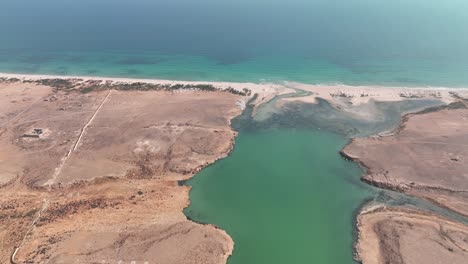 Luftlandschaftsansicht-Des-Delta-Flusses,-Der-Am-Strand-Der-Insel-Sokotra-Im-Jemen-Verbunden-Ist