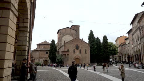 Blick-Auf-Die-Piazza-Santo-Stefano-Mit-Der-Basilika-Von-Santo-Stefano-Im-Hintergrund-In-Bologna-Mit-Touristen