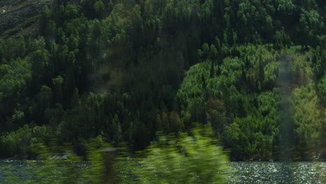 Handaufnahme-Des-Atemberaubenden-Westland-Fjords-In-Norwegen-Im-Sommer