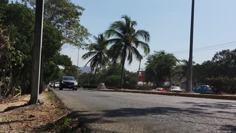Blick-Auf-Straßenniveau,-Viel-Autoverkehr-Auf-Der-Straße-In-Der-Mexikanischen-Stadt-Manzanillo