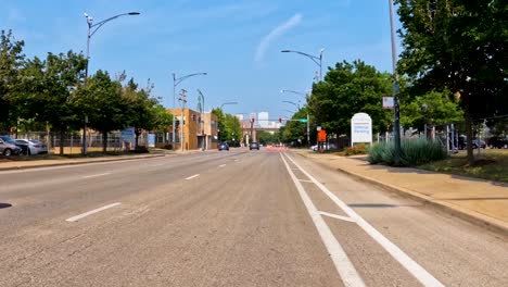 GoPro-Sicht-Einer-Person,-Die-Tagsüber-Durch-Die-Stadt-Chicago-Durch-Parks-Und-Stadtstraßen-Radelt