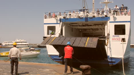 Muelle-De-Ferry-Que-Transporta-Turistas-Desde-La-Isla-De-Capri-A-Nápoles-En-Capri,-Italia