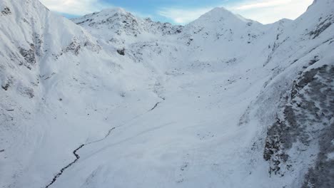 Paisaje-Invernal-Remoto-Valle-Congelado-Con-Río-Y-Lago-Glaciar