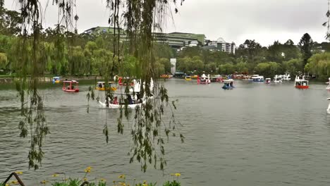 En-Este-Vídeo-Editorial,-La-Gente-Disfruta-De-Las-Atracciones-Del-Parque-Burnham,-Un-Complejo-De-Atracciones-Central-En-La-Ciudad-De-Baguio,-Provincia-De-Mountain-(Filipinas).