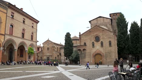 Plaza-De-Bolonia-Con-La-Basílica-De-Santo-Stefano-Al-Fondo,-Estableciendo