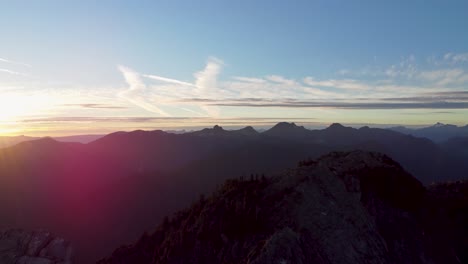 Magischer-Sonnenuntergang-über-Der-Berglandschaft---Drohnenaufnahmen-4K