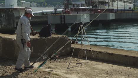 Los-Pescadores-Locales-Fijando-Su-Línea-Con-Caña-De-Pescar-Descansando-Junto-Al-Muelle-En-El-Puerto-De-Hakodate.