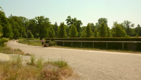 Corredores-En-La-Pista-Del-Antiguo-E-Histórico-Hipódromo-De-Boitsfort.