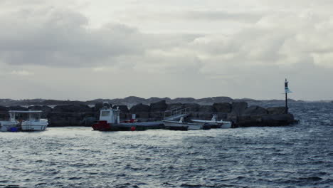 Zeitlupenaufnahme-Von-Booten,-Die-Auf-Der-Unruhigen-See-Im-Norwegischen-Hafen-Schwimmen