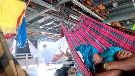 Menschen-Schlafen-In-Hängematten,-Während-Sie-Mit-Einem-Boot-über-Den-Amazonas-In-Brasilien-Fahren