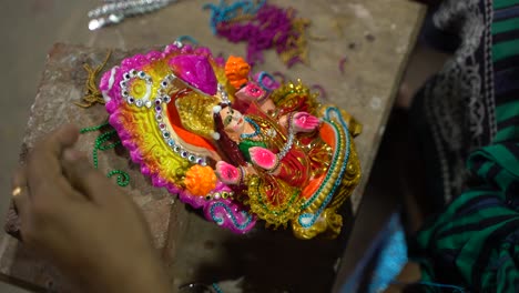 Ein-Künstler-Macht-Aus-Einer-Hinduistischen-Gottheit-Ein-Idol