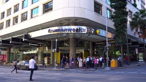Toma-Estática-Que-Captura-La-Vista-Del-Tráfico-De-La-Calle-Y-El-Exterior-Del-Edificio-De-Las-4-Grandes-Instituciones-Financieras-Australianas,-La-Sucursal-De-Queen-Street-Del-Banco-Commonwealth-En-La-Esquina-De-Edward-Y-Queen-Street-En-La-Ciudad-De-Brisbane