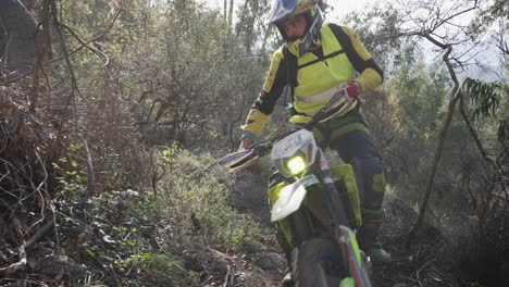 Conductor-De-Motocross-Superando-Obstáculos-En-La-Naturaleza-Salvaje-Entre-árboles-Y-Rocas