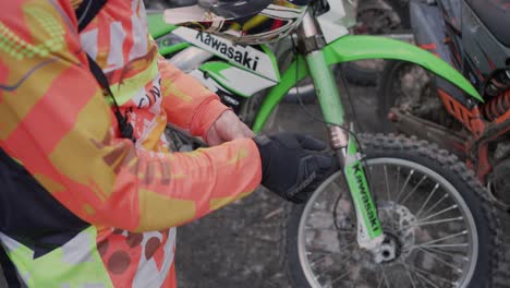 Jinete-Con-Guantes-Negros-Preparándose-Para-Enduro-Todoterreno