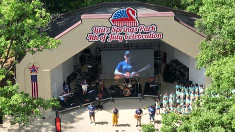 Feier-Zum-4.-Juli-Im-Lititz-Springs-Park-In-Einem-Amphitheater-Im-Freien