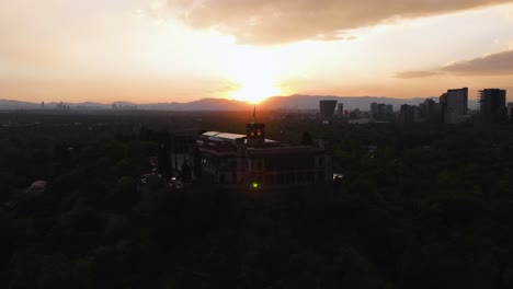 Luftaufnahme-Der-Annäherung-An-Das-Schloss-Chapultepec,-Sonniger-Abend-In-Mexiko-Stadt