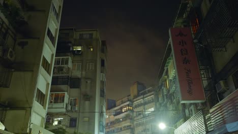 Cielo-Nublado-Oscuro-Iluminado-Por-La-Luna-Sobre-Los-Edificios-De-Apartamentos-De-Taipei,-Taiwán