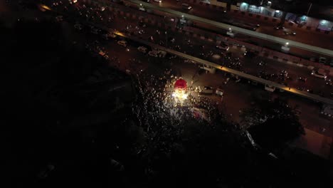 Vista-Aérea-Nocturna-Del-Señor-Jagannath-Ratha-Yatra-En-Surat-India