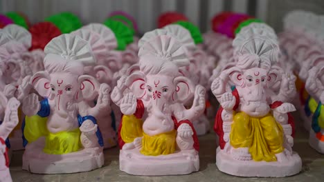 Ganesha-Idole-Werden-Nach-Ihrer-Herstellung-Wunderschön-An-Einem-Ort-Arrangiert