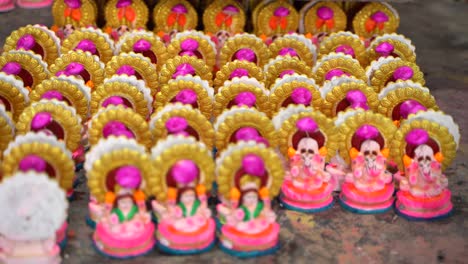 Idole-Hinduistischer-Götter-Werden-Auf-Dem-Markt-Zum-Verkauf-Angeboten