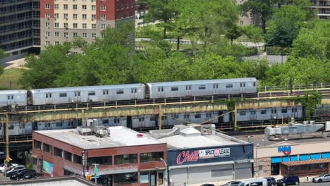 Zwei-New-York-City-Züge-Transportieren-Passagiere-Von-Coney-Island-In-Andere-Teile-Von-New-York