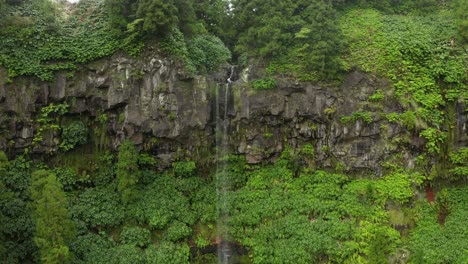 Rückzug-Aus-Der-Luft:-Bezaubernder-Grená-Wasserfall,-Lagune-Von-Furnas,-Azoren