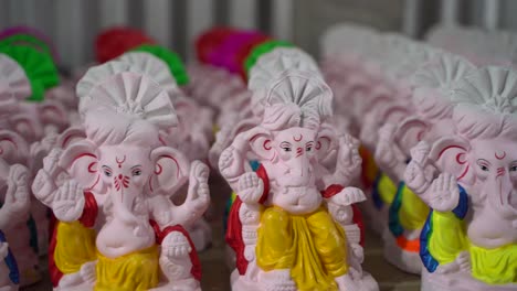 Los-ídolos-De-Ganesha-Están-Bellamente-Dispuestos-En-Un-Solo-Lugar-Después-De-Hacerlos.