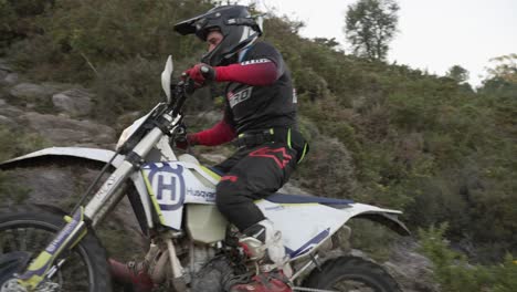 Piloto-Profesional-De-Motocross-Haciendo-Todoterreno-Con-éxito-En-El-Suelo-Durante-El-Paseo-De-Enduro