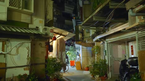 Leere-Gasse-Mit-Hauseingängen-Und-Hängender-Kleidung-In-Der-Nacht-In-Taiwan