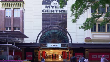 Disparo-Estático-En-La-Entrada-Exterior-Del-Myer-Center-En-Queen-Street-Mall,-En-El-Centro-De-La-Ciudad-De-Brisbane,-El-Gigante-Minorista-Australiano-Myer-Cerrará-Su-Tienda-Insignia-De-Queensland-En-El-Centro-Comercial-Homónimo.