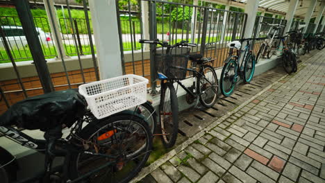 Bicicletas-Estacionadas-En-Las-Escaleras-De-Una-Estación-De-Metro-En-Hong-Kong,-China