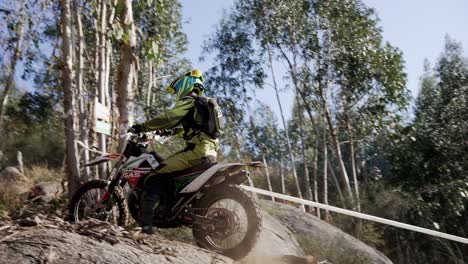 Emocionado-Motocross-Haciendo-Off-road-Con-éxito-En-El-Suelo-Durante-El-Paseo-De-Enduro