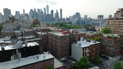 Hochklappbarer-Drohnenflug-über-Dem-Wohngebiet-Von-Brooklyn-Heights-Und-Der-Atemberaubenden-Skyline-Von-Lower-Manhattan-Im-Hintergrund-In-Der-Abenddämmerung-–-Aufnahme-Aus-Der-Luft