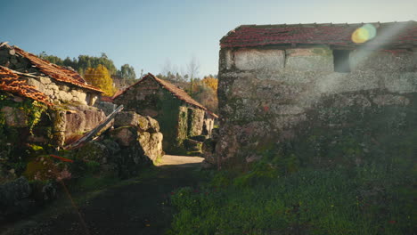 Traditionelle-Straße-Mit-Verlassenen-Steinhäusern-In-Einem-Portugiesischen-Dorf-Auf-Dem-Land