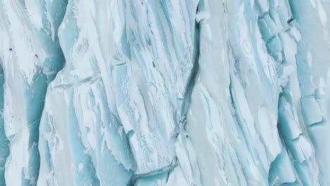 Luftaufnahme-Oben:-Details-Auf-Der-Hellblauen-Gletscheroberfläche,-In-Vattnajökull,-Island-–-Von-Oben-Nach-Unten,-Drohnenaufnahme