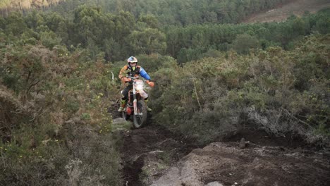 Piloto-Profesional-De-Motocross-Haciendo-Todoterreno-Con-éxito-En-El-Suelo-Durante-El-Paseo-De-Enduro