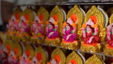 Idole-Hinduistischer-Götter-Werden-Auf-Dem-Markt-Zum-Verkauf-Angeboten
